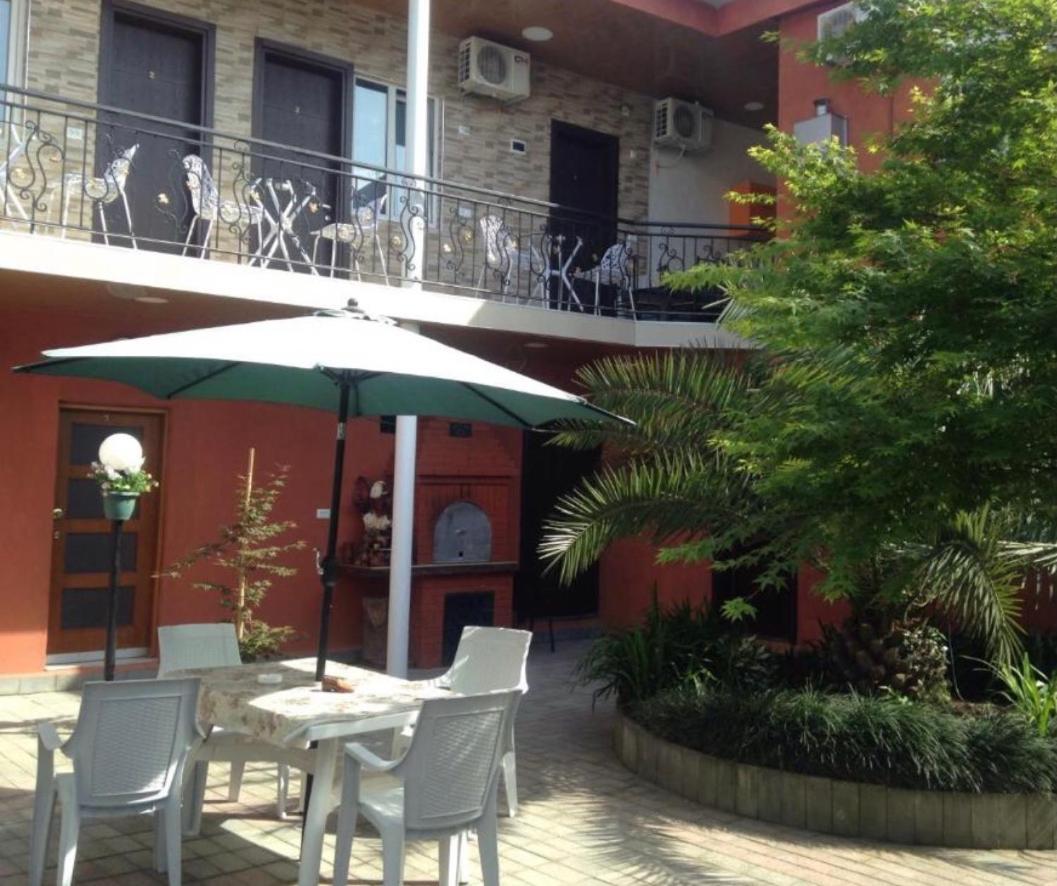 Nikas Guest House 巴统 外观 照片