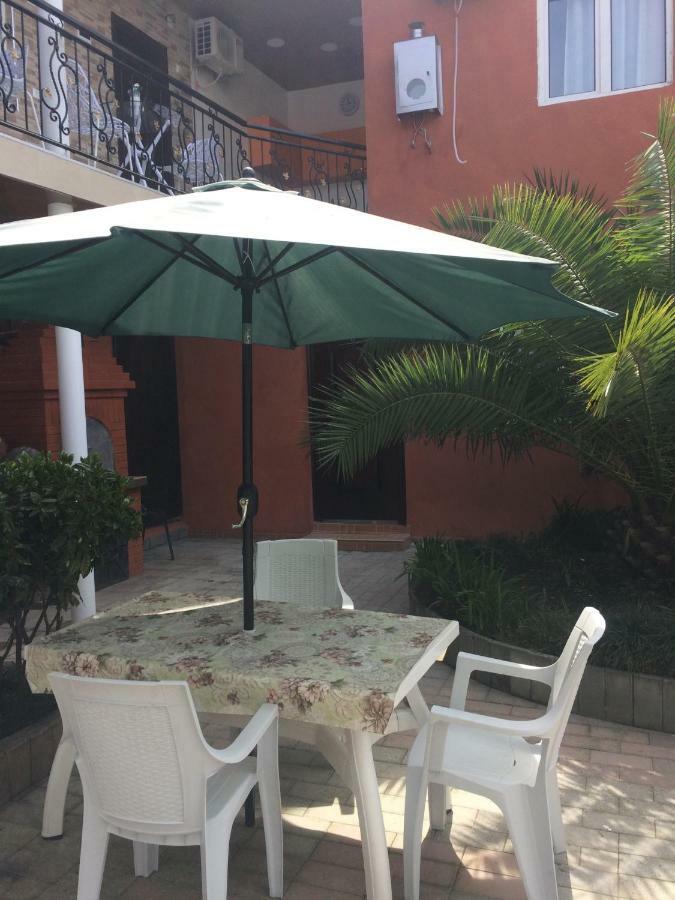 Nikas Guest House 巴统 外观 照片